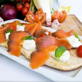 Pizzarella con salmone affumicato, burrata e pomodorini