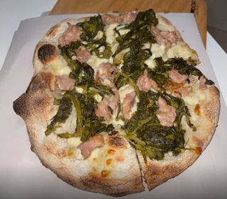 Pinsa friarielli e salsiccia piccola 