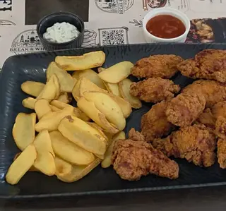 Aripioare de pui crocante cu cartofi dippers și sos de usturoi