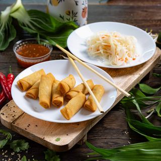 5. Sajgonki 8szt. z surówką, sos do wyboru