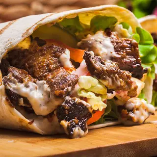Döner kebab con queso y pollo