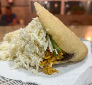arepa de arepazo con queso blanco
