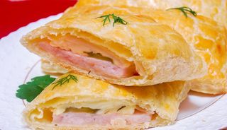 Снеки с куриным филе и помидорами (2 шт / 100 г)