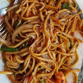 Tallarines fritos con tres delicias