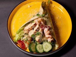 Салат-тако з креветками та куркою (450g)