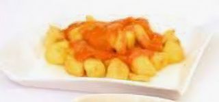 Tapa De Patatas Bravas Con Salsa