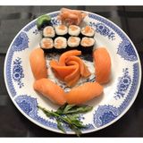 87. Sushi de salmón
