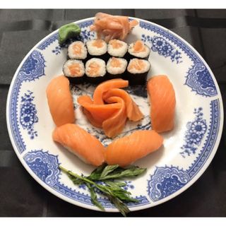 87. Sushi de salmón