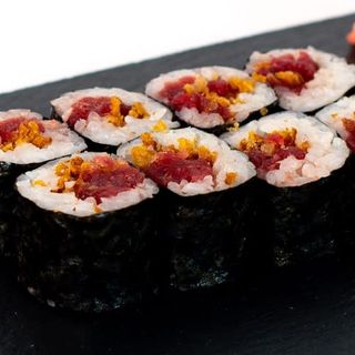 Maki Atún Y Cebolla Crujiente (8 pzs.)