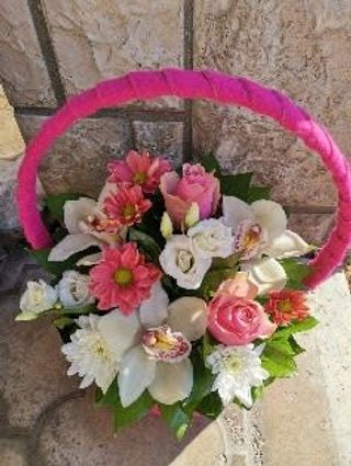 Vesela korpa sezonskog cveća izmamiće nečiji osmeh