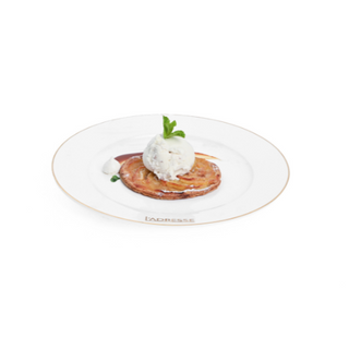 Tarte fine aux pommes caramélisées, servie tiède avec une boule de glace