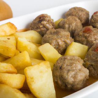 Albóndigas Con Patatas Fritas 