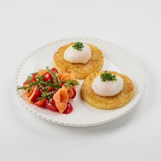 Драники с яйцом пашот и слабосол сёмгой