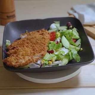 Salata cu snitel de pui 350 g