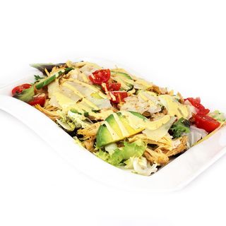 Ensalada de pollo con parmesano y aguacate