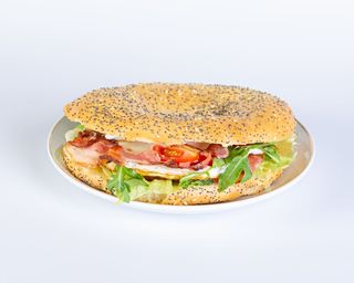 Bajgiel z jajkiem sadzonym i boczkiem