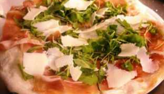 Focaccia crudo e rucola