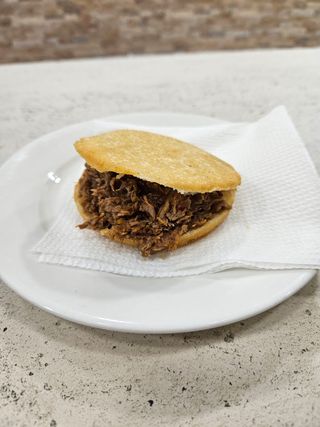 Arepa Frita De Carne Mechada (1 Ud.)
