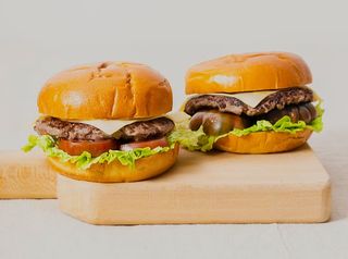 Burger De Ternera con salada y patatas