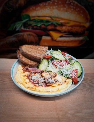 Омлет з полтавською шинкою та свіжими овочами