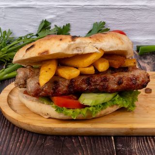 Сандвич Свински кебапчета 