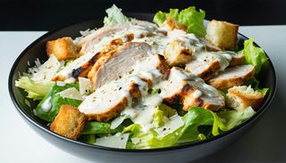 Салата Цезар с пиле