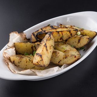 Печена картопля на вугіллі в ароматних травах з часником