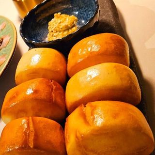 Nuestro pan y mantequilla emulsionada con especias asiáticas