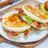 Sandwich din ou cu avocado și bacon (fără pâine)