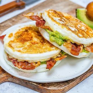 Sandwich din ou cu avocado și bacon (fără pâine)