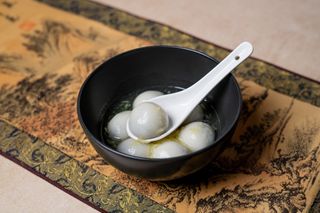 Galuște cu susan negru și sirop de ghimbir