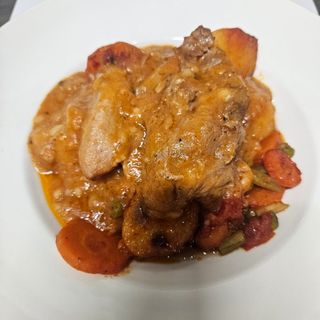 Задушен свински джолан с топл. гарнитура