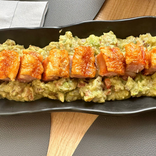 Torreznos con crema de guacamole