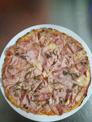 Pizza Prosciutto e Funghi
