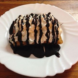 Gofre Con Sirope De Chocolate Y Nata