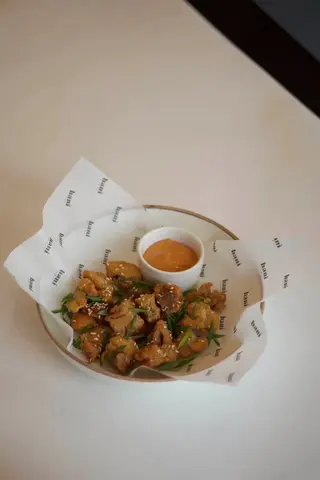 Хрустящий попкорн из курицы с соусом 