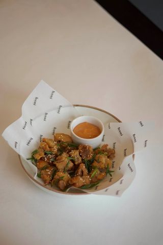 Хрустящий попкорн из курицы с соусом 