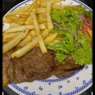 Sopa de pollo +bistec de ternera +papas fritas +ensalada +helado