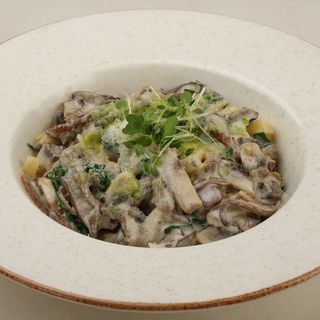 სოკოს პასტა ისპანახით და ტრიუფელით