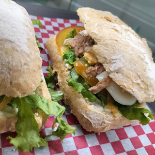 Bocadillo Vegetal Con Atún Y Huevo Cocido