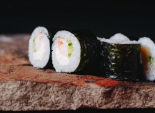 Макі зі свіжим лососем та крем сиром (180г)