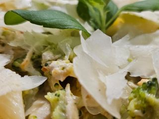 Penne z kurczakiem i brokułami w sosie śmietanowym