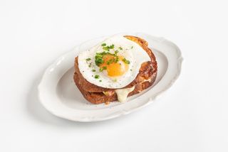 Сэндвич с говяжьей ветчиной и яйцом