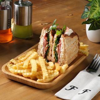 სენდვიჩი პროშუტო სტრაჩატელა