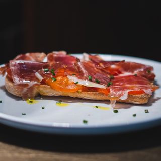 Tostada De Tomate Con Aove Y Jamón Ibérico