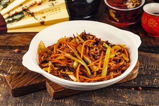 E1-ღორის ხორცის ისრები მოტკბო-მოცხარო სოუსში