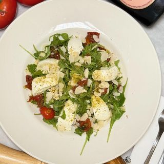 Ensalada de verano con mozzarella ´´Di bufala´´ y tomates dulces