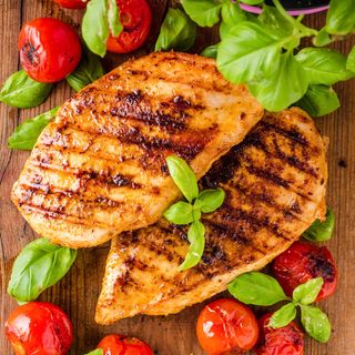 Пилешка пържола филе на скара на жар с комбинирана салата 