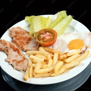 Lomo Con Huevos Fritos Y Ensalada