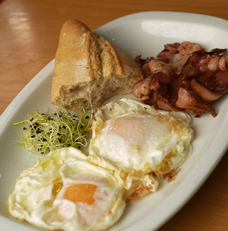 Huevos fritos con bacon